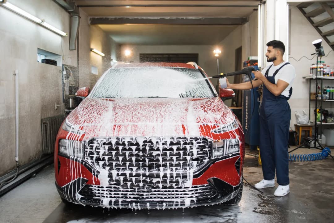 Jak Wybrać Producenta Myjni Bezdotykowej? 5 Wskazówek do Udanej Decyzji