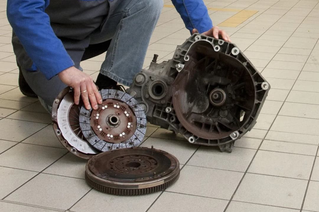 Objawy zużytego łożyska wyciskowego: Uratuj swoje sprzęgło przed awarią