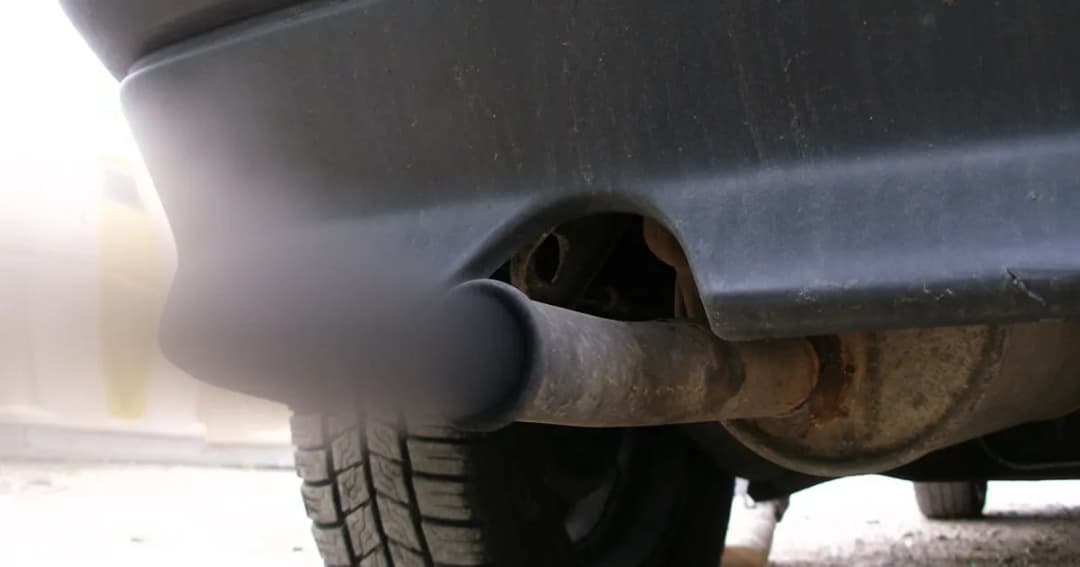 Dlaczego diesel kopci na czarno? Odkryj przyczyny i rozwiązania