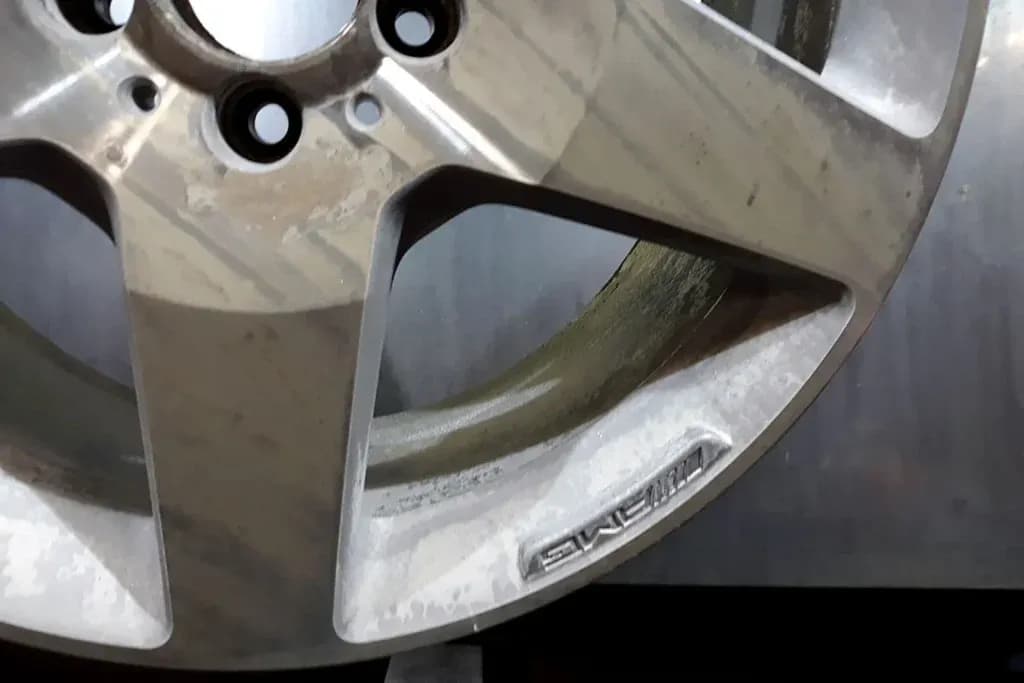 Jak usunąć farbę z felg aluminiowych bez ryzyka uszkodzeń? Jak usunąć farbę z felg aluminiowych bez ryzyka uszkodzeń?