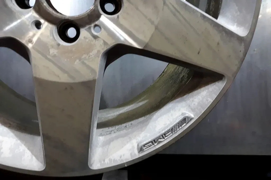 Jak usunąć farbę z felg aluminiowych bez ryzyka uszkodzeń?