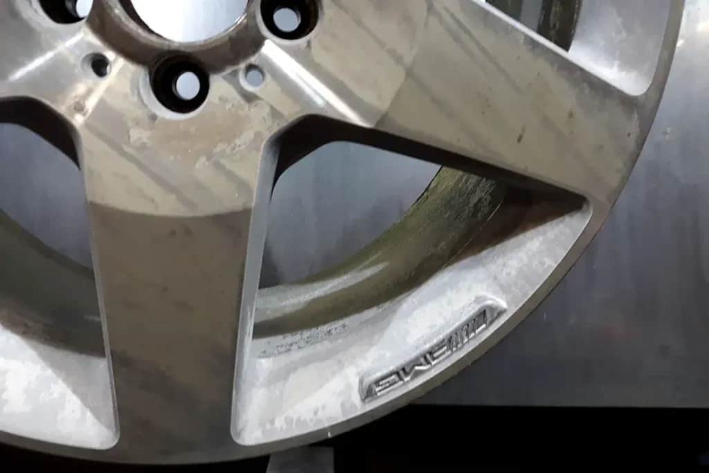 Jak usunąć farbę z felg aluminiowych bez ryzyka uszkodzeń?