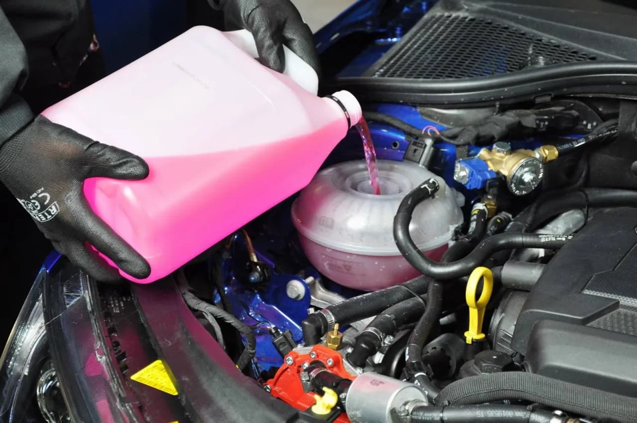 Gdzie się wlewa płyn do chłodnicy? Sprawdź, jak to zrobić bez problemu Gdzie się wlewa płyn do chłodnicy? Sprawdź, jak to zrobić bez problemu