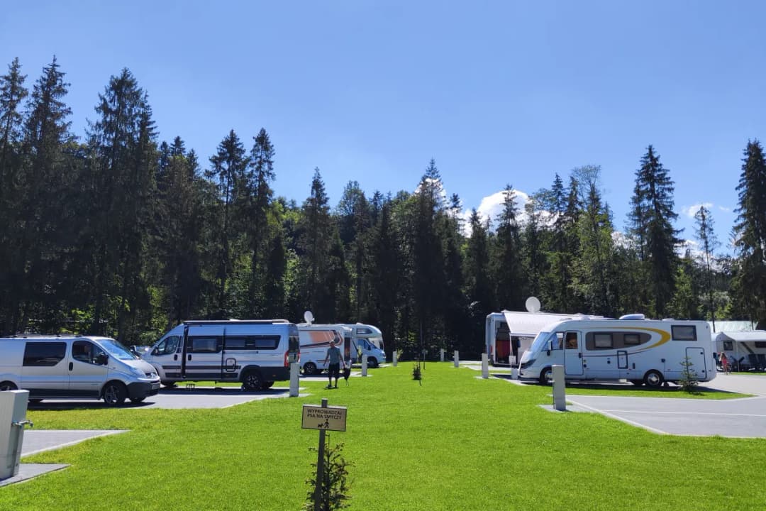 Gdzie parkować kamperem? Odkryj najlepsze miejsca i zasady parkowania