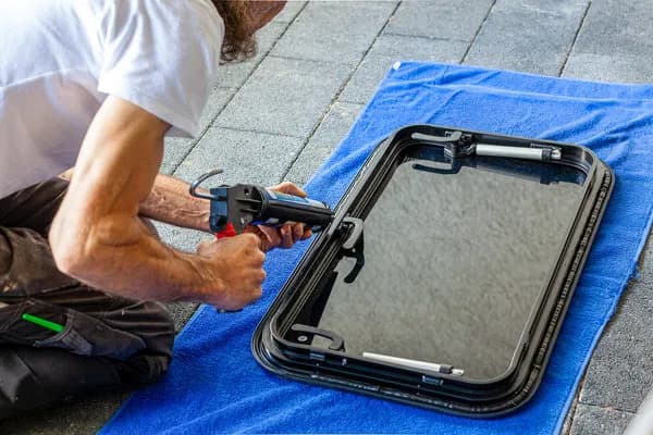 Czym uszczelnić dach przyczepy kempingowej, aby uniknąć przecieków?