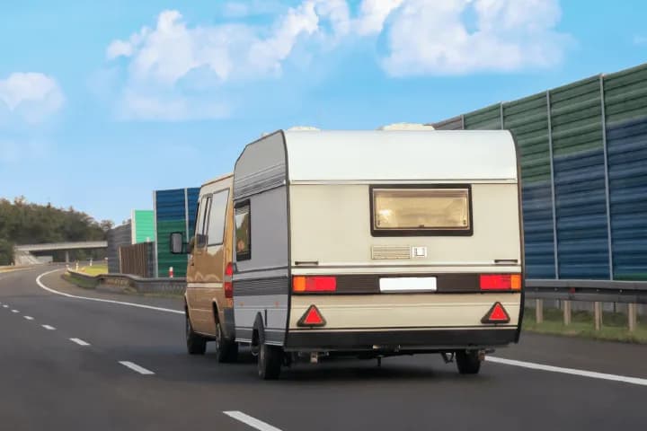 Jaka prędkość z przyczepą kempingową? Sprawdź, by uniknąć mandatów