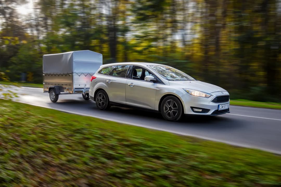 Jakie prawo jazdy na przyczepę kempingową dwuosiową? Poznaj wymagania!