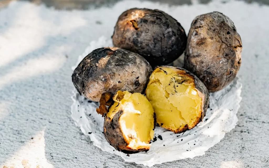 Ile czasu piec ziemniaki w ognisku? Odkryj sekrety idealnego smaku