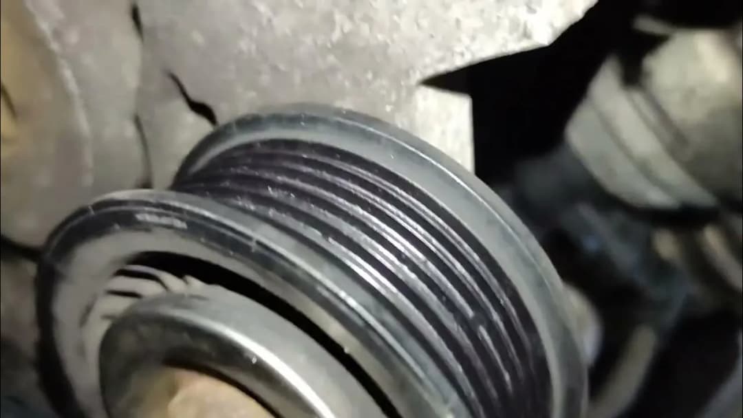 Jak naprawić pasek alternatora bez wizyty w warsztacie? Prosty sposób na napięcie