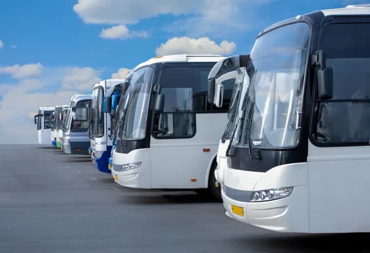Duży autokar ile miejsc? Sprawdź, ile pasażerów pomieści!
