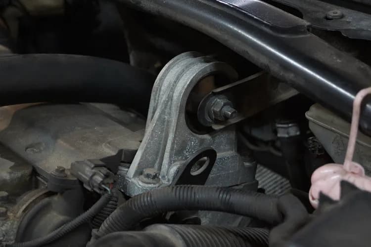 Jak sprawdzić poduszki silnika: 5 kroków do bezpiecznej jazdy
