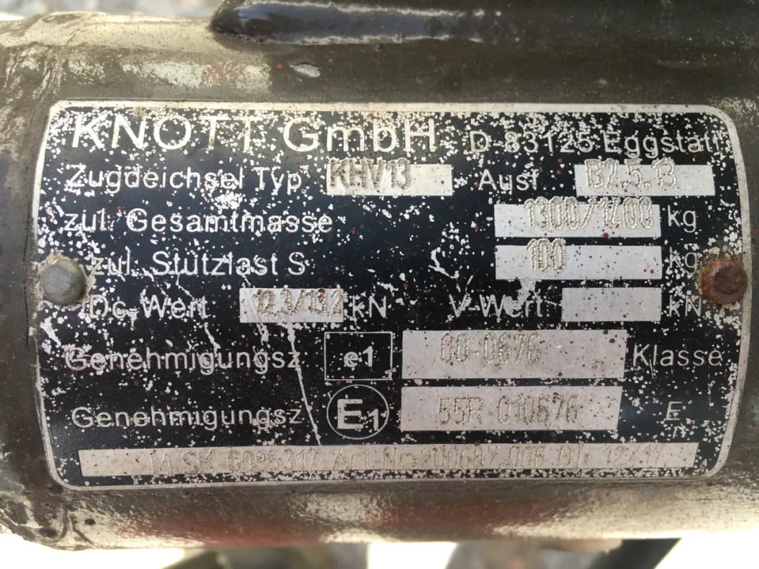 Gdzie jest tabliczka znamionowa w przyczepie kempingowej? Oto odpowiedzi