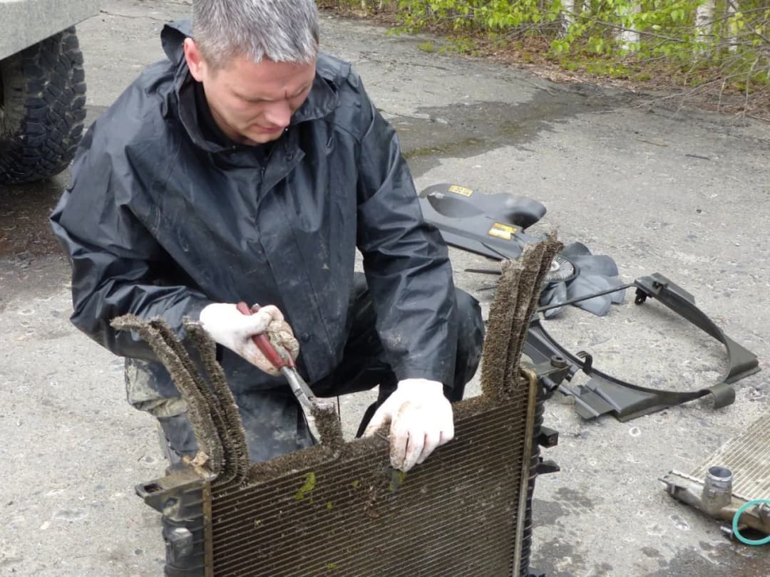 Jak skleić chłodnicę samochodową: skuteczne metody naprawy i porady