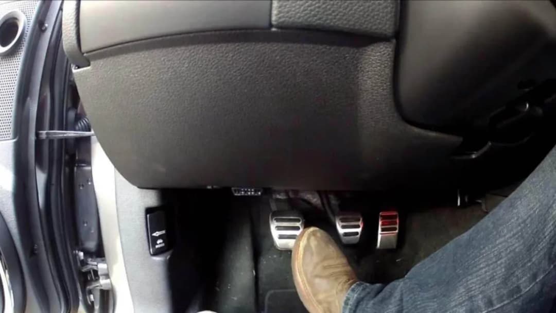 Unikaj awarii sprzęgła w korku! Mistrzowska technika jazdy samochodem