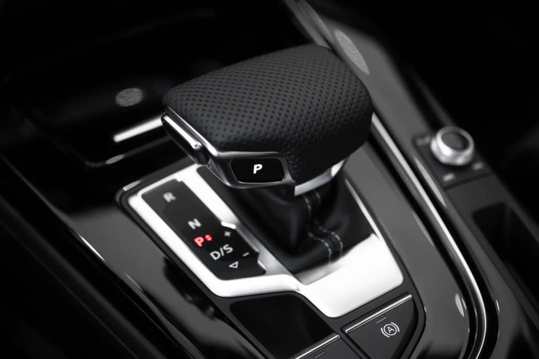 Jak bezpiecznie cofać samochodem? Unikaj tych błędów przy sprzęgle!