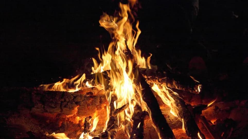 Jak szybko rozpalić ognisko: skuteczne metody na szybkie ogień